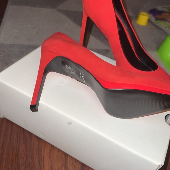 Red pumps! - Picture 3 of 3